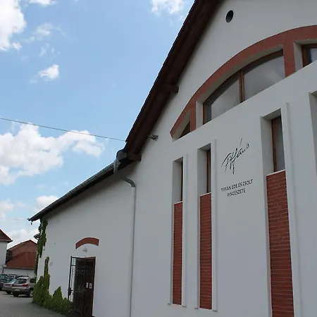 Tiffan's Pinceszet Es Panzio