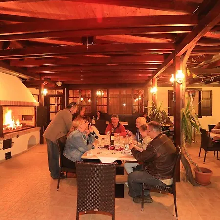 Tiffan's Pinceszet Es Panzio Pensiune Villány